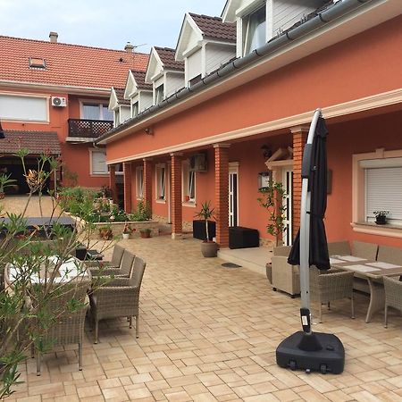 Csillag Panzio Hotell Vác Exteriör bild
