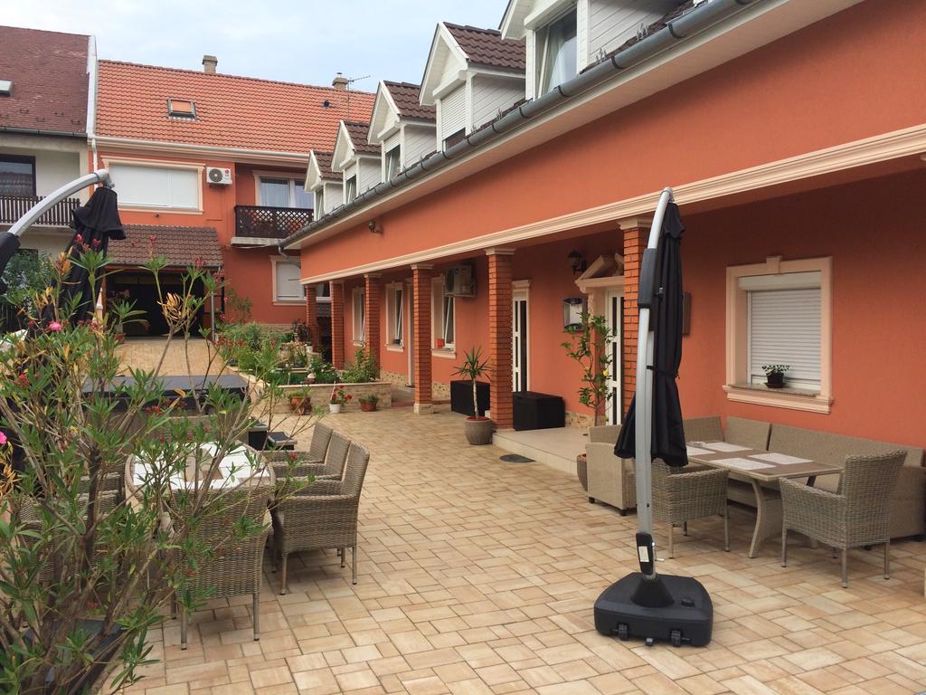Csillag Panzio Hotell Vác Exteriör bild