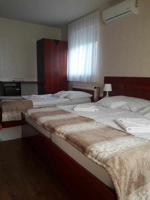 Csillag Panzio Hotell Vác Exteriör bild