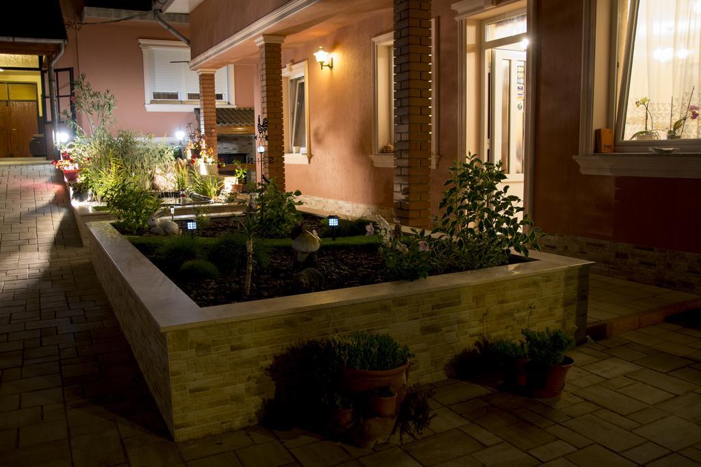 Csillag Panzio Hotell Vác Exteriör bild