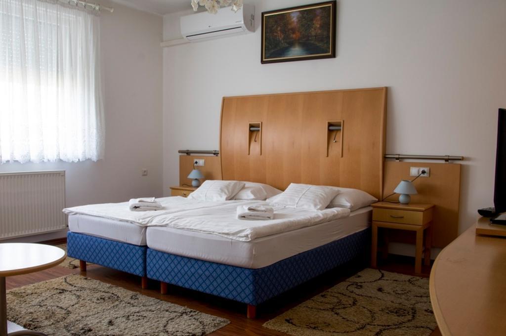 Csillag Panzio Hotell Vác Exteriör bild